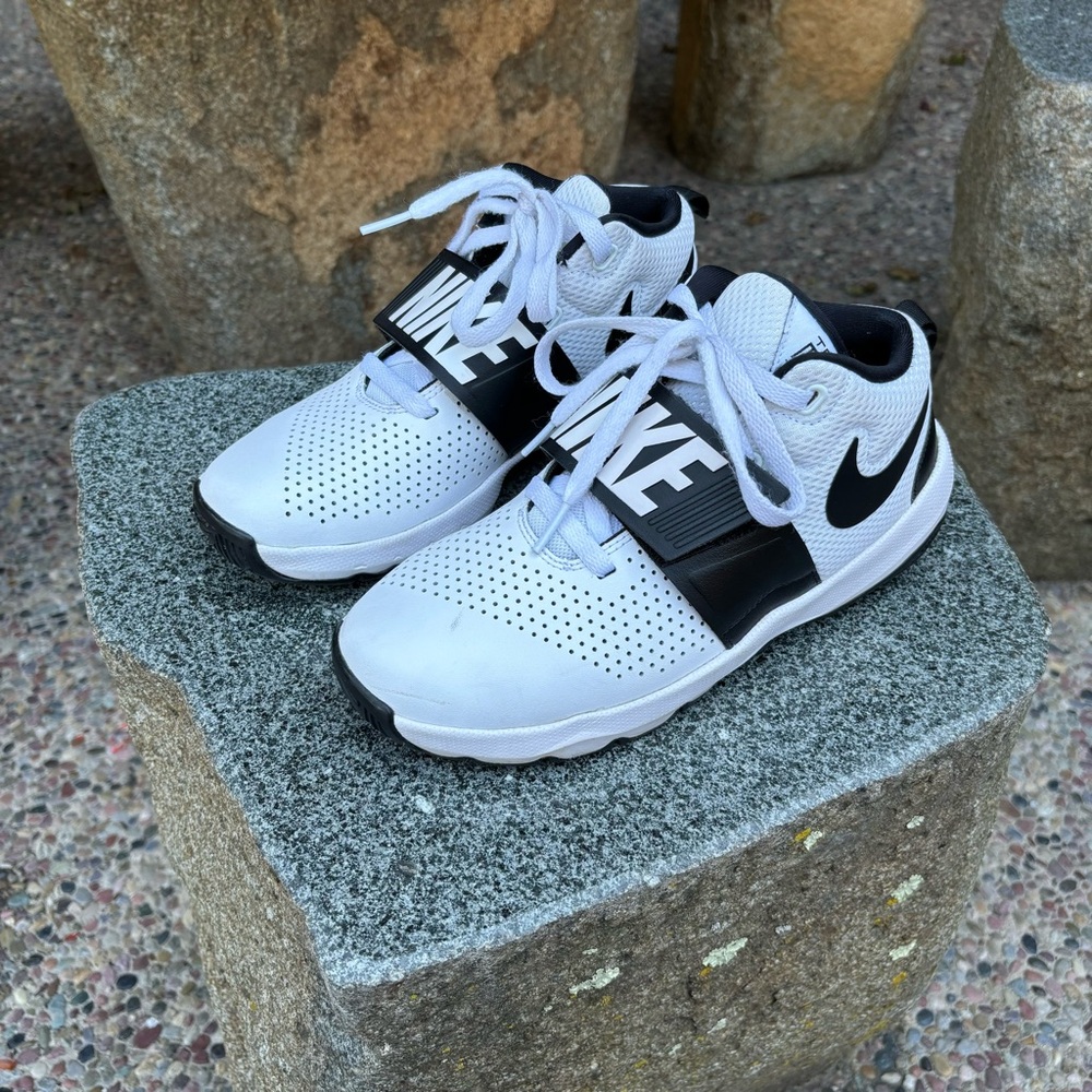 ✨ NIKE TEAM HUSTLE D 8 SNEAKERS ✨